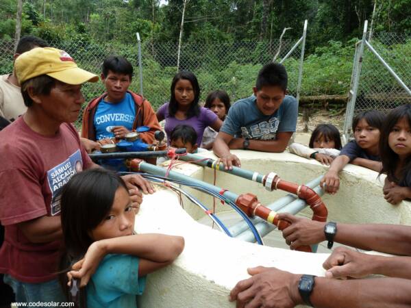 Las bombas y el sistema de ozonificación se alimentan con energia solar fotovoltaica Agua potable con Ozono en Roldos Parroquia Curaray Pastaza