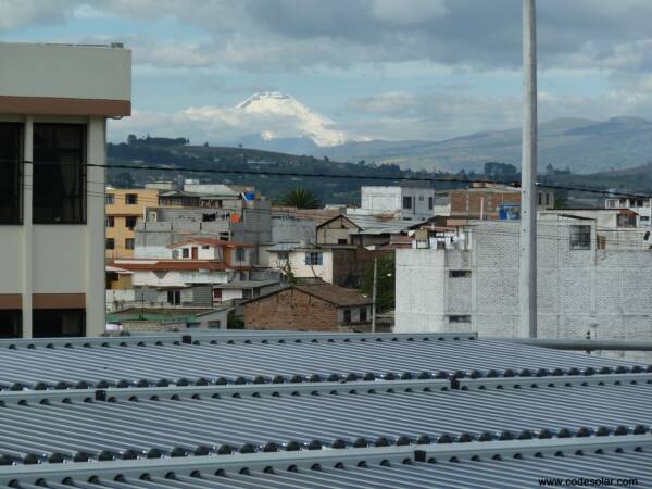 Sistema agua caliente de energía solar térmica con tubos de vacío para piscina volcán Cotopaxi