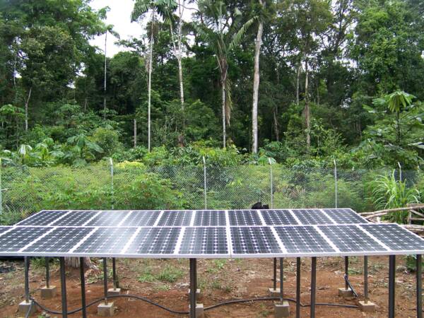 Array de paneles solares Lorentz para generar energía eléctrica para las bombas solares de agua y para el sistema de purificación del agua potable