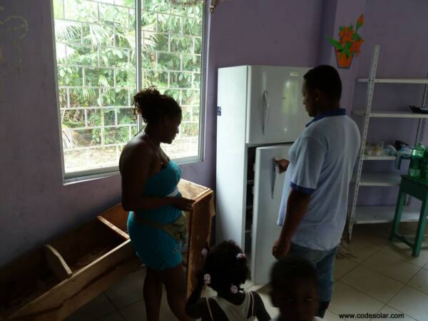 Refrigeradora, computadora y luces alimentados con paneles solares en Lorenzo 